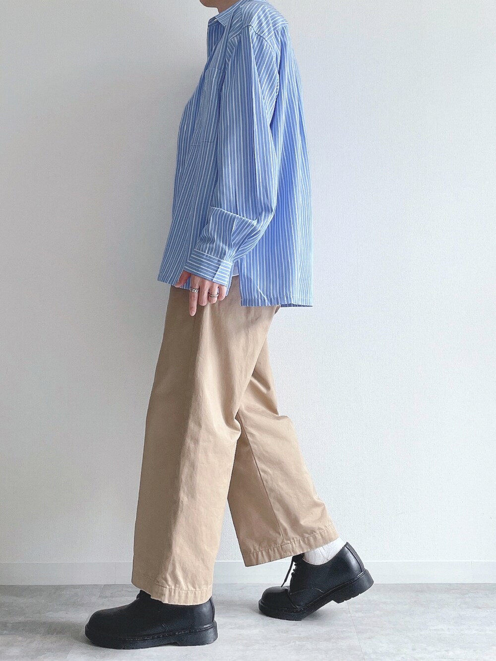 ブルー系のシャツ/ブラウス、ホワイト系のTシャツ/カットソー、ベージュ系のその他パンツを着用したメンズの秋コーディネートの2枚目の写真