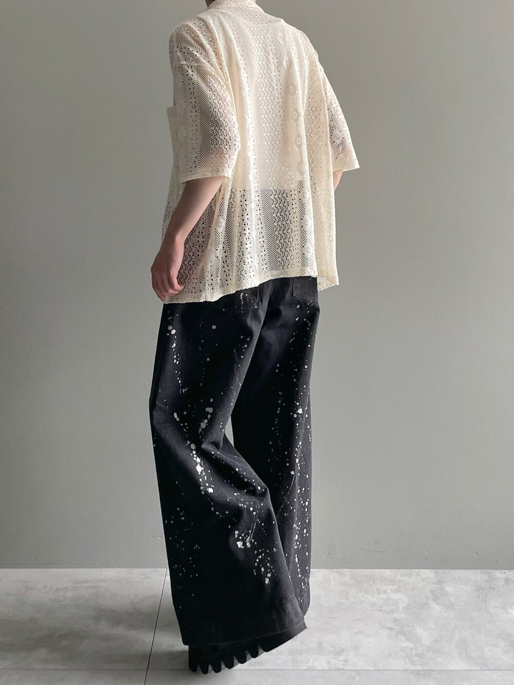 ホワイト系のシャツ/ブラウス、ホワイト系のタンクトップ、ブラック系のデニムパンツを着用したメンズの春コーディネートの4枚目の写真