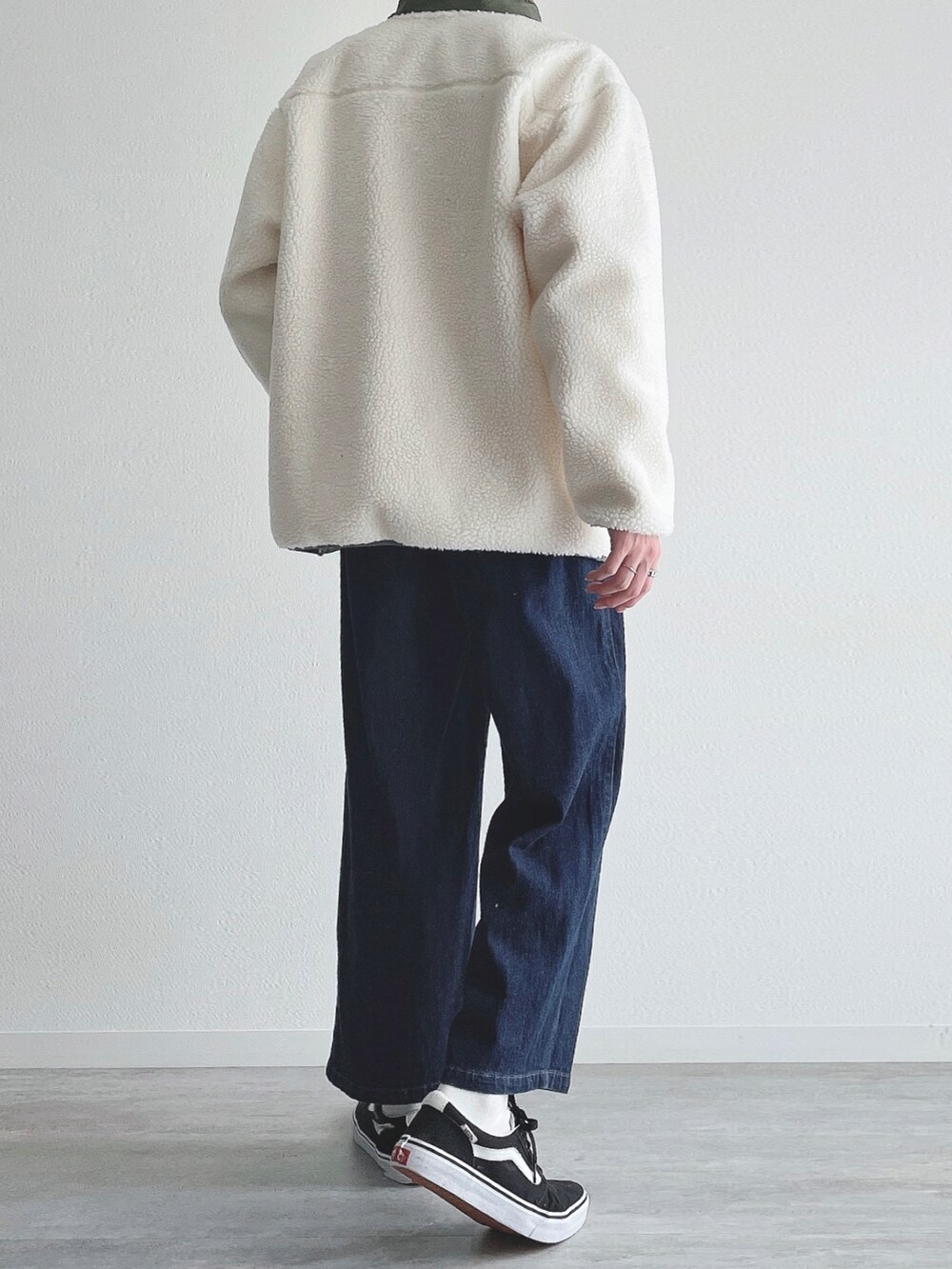 ホワイト系のジャケット/アウター、ホワイト系のスウェット、ブルー系のその他パンツを着用したメンズの秋コーディネートの3枚目の写真