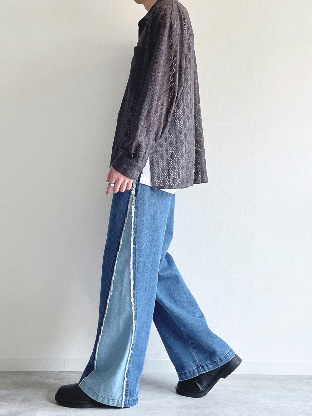 グレー系のシャツ/ブラウス、ホワイト系のタンクトップ、ブルー系のデニムパンツを着用したメンズの春コーディネートの3枚目の写真