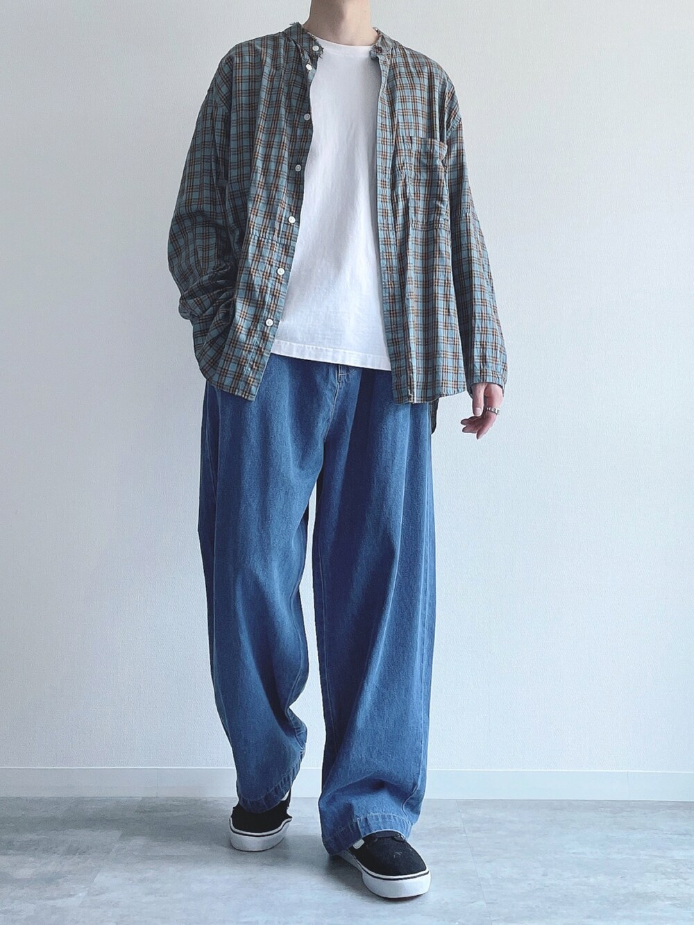 グリーン系のシャツ/ブラウス、ホワイト系のTシャツ/カットソー、ブルー系のデニムパンツを着用したメンズの春コーディネートの2枚目の写真