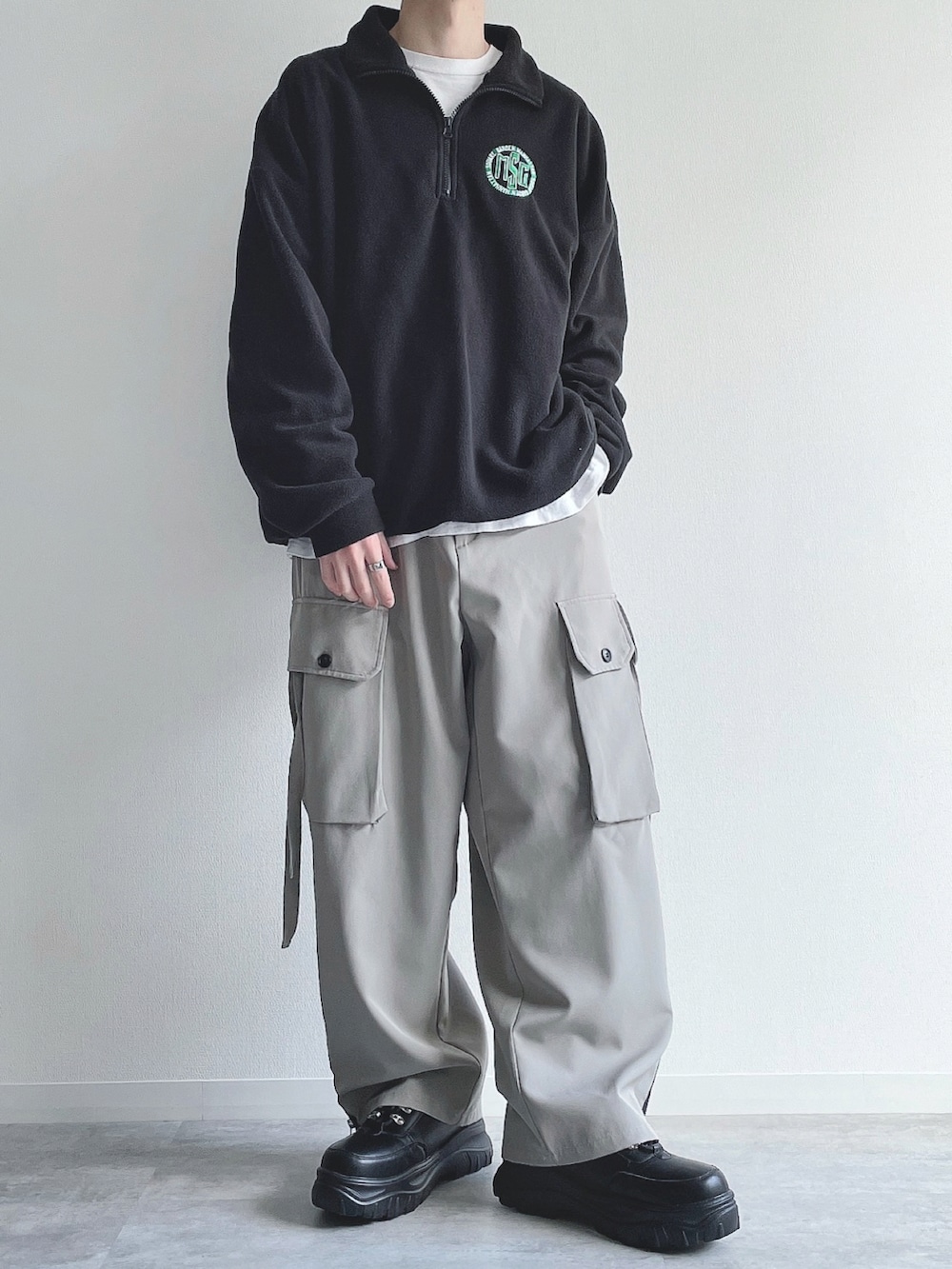 ブラック系のスウェット、ホワイト系のTシャツ/カットソー、グレー系のカーゴパンツを着用したメンズの冬コーディネートの4枚目の写真