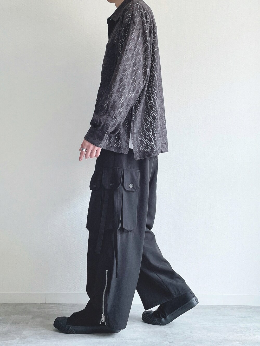 グレー系のシャツ/ブラウス、ホワイト系のTシャツ/カットソー、ブラック系のカーゴパンツを着用したメンズの春コーディネートの2枚目の写真