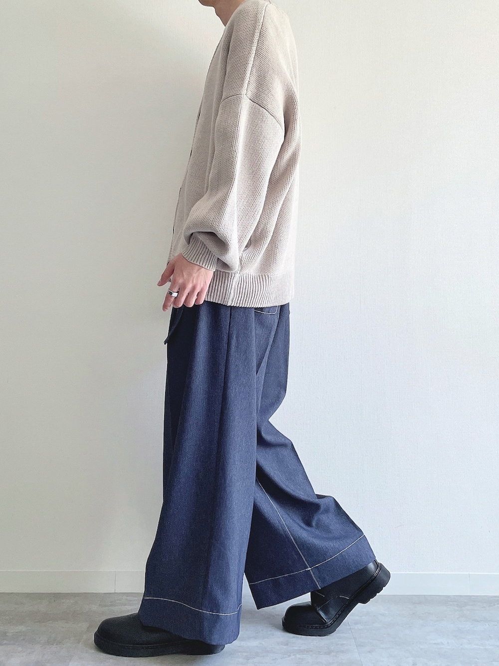 グレー系のカーディガン/ボレロ、ホワイト系のTシャツ/カットソー、ブルー系のデニムパンツを着用したメンズの春コーディネートの2枚目の写真