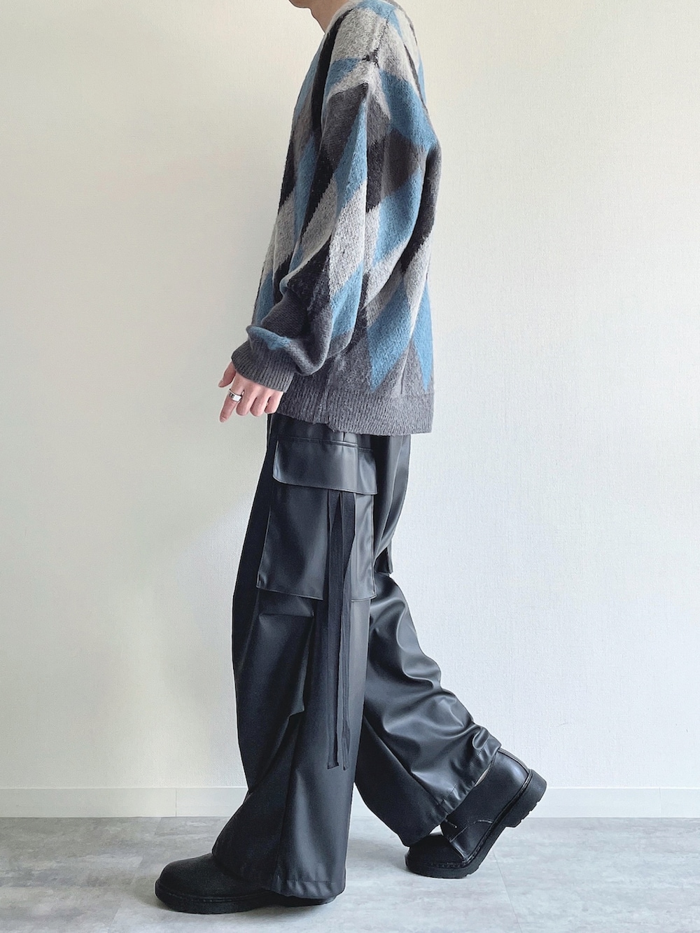 グレー系のカーディガン/ボレロ、ホワイト系のTシャツ/カットソー、ブラック系のカーゴパンツを着用したメンズの春コーディネートの3枚目の写真