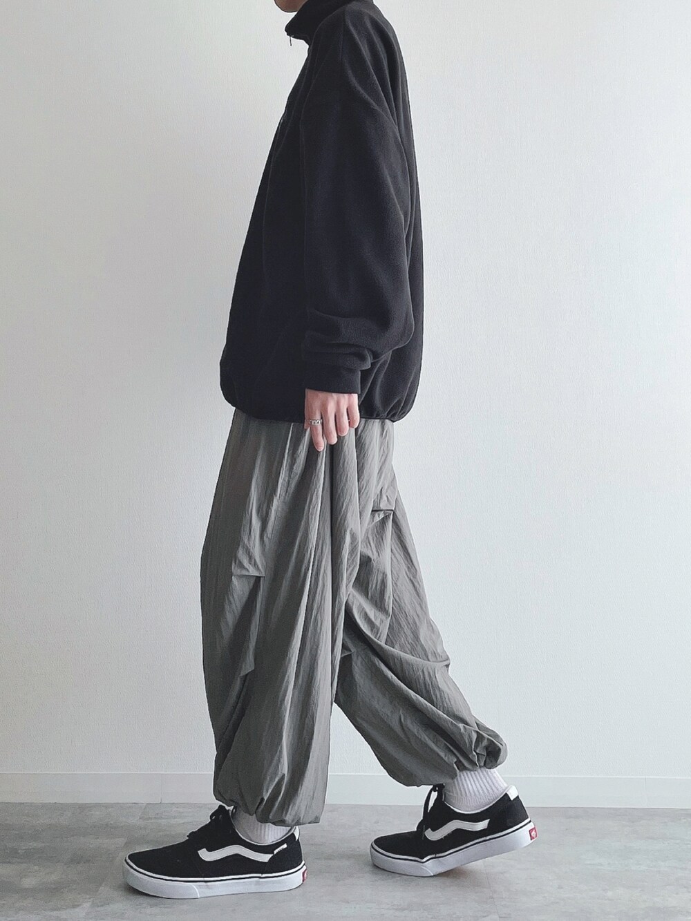 ブラック系のスウェット、ホワイト系のTシャツ/カットソー、グレー系のその他パンツを着用したメンズの秋コーディネートの3枚目の写真