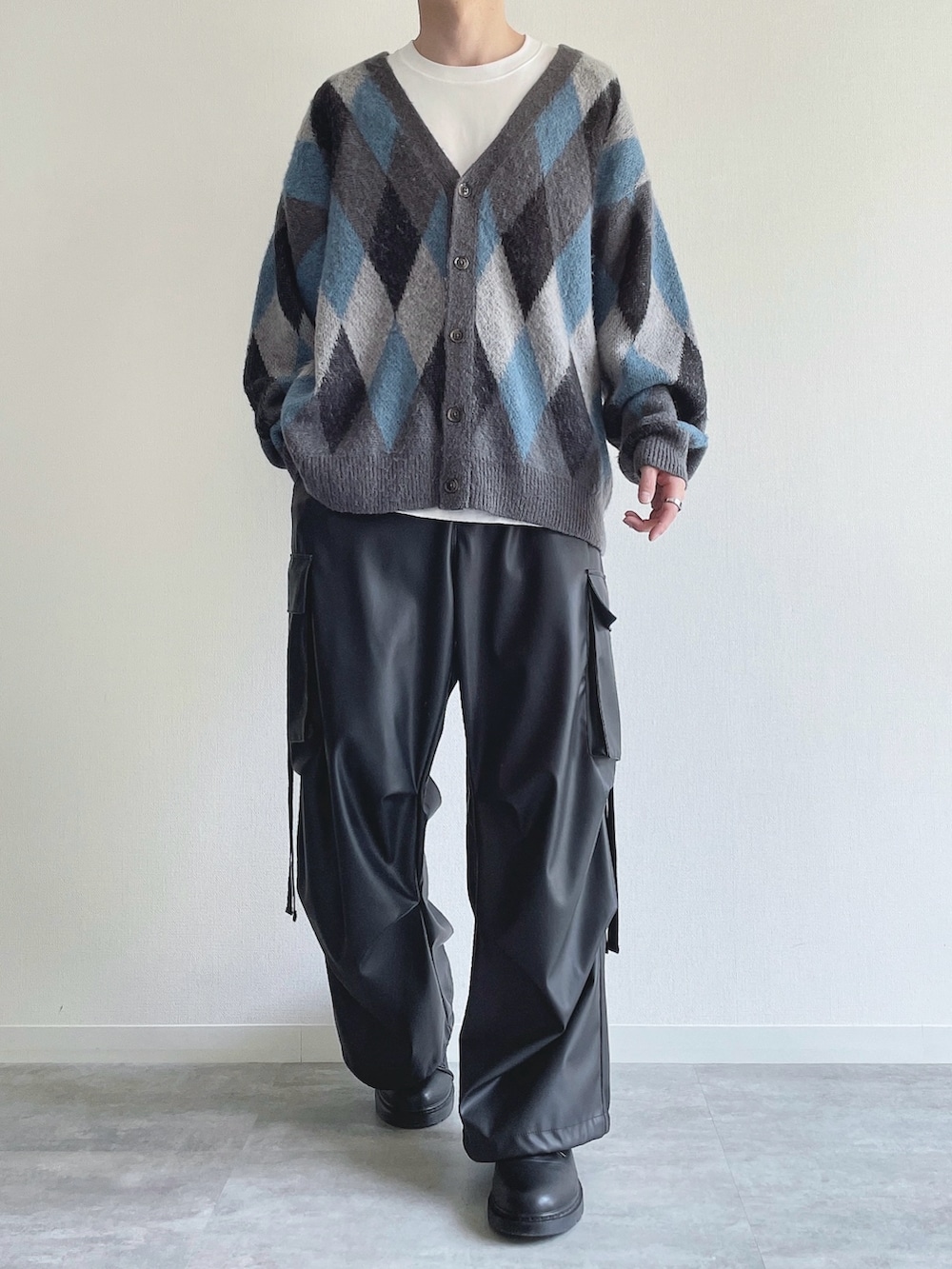 グレー系のカーディガン/ボレロ、ホワイト系のTシャツ/カットソー、ブラック系のカーゴパンツを着用したメンズの春コーディネートの2枚目の写真