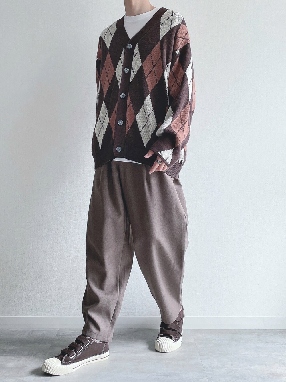 その他のカーディガン/ボレロ、ホワイト系のTシャツ/カットソー、グリーン系のパンツを着用したメンズの秋コーディネートの5枚目の写真