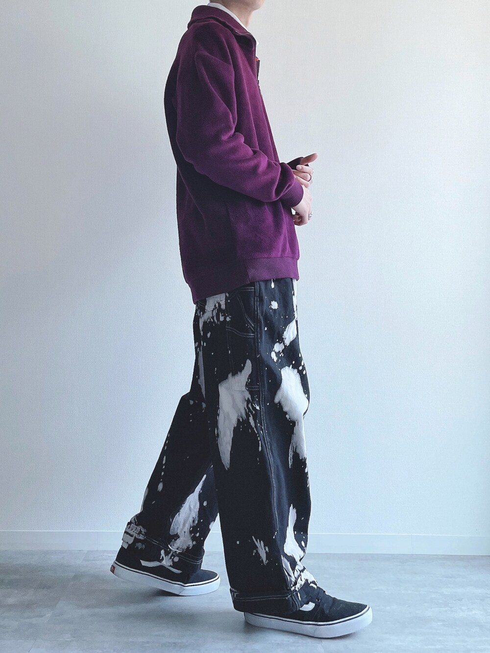 パープル系のトップス、ホワイト系のTシャツ/カットソー、ブラック系のその他パンツを着用したメンズの冬コーディネートの2枚目の写真