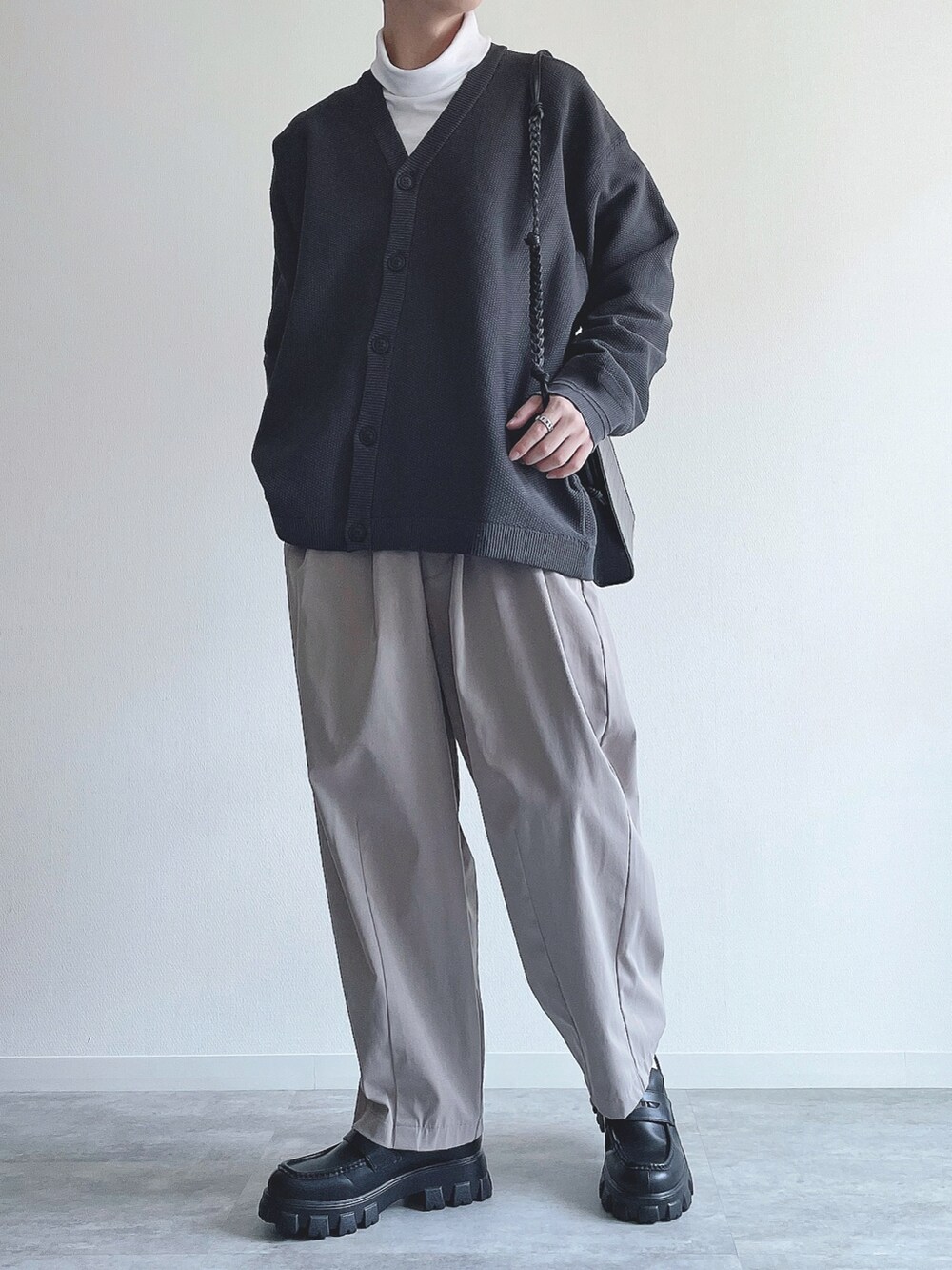 グレー系のカーディガン/ボレロ、ホワイト系のTシャツ/カットソー、ベージュ系のその他パンツを着用したメンズの冬コーディネートの3枚目の写真