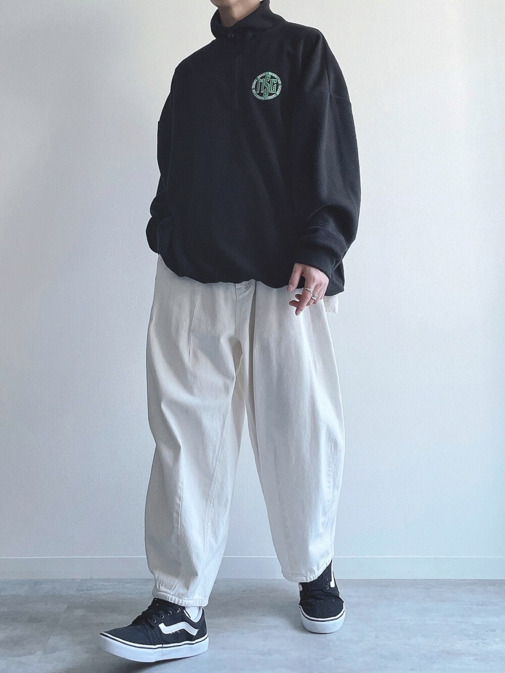 ブラック系のスウェット、ベージュ系のパンツ、ブラック系のスニーカーを着用したメンズの冬コーディネートの4枚目の写真