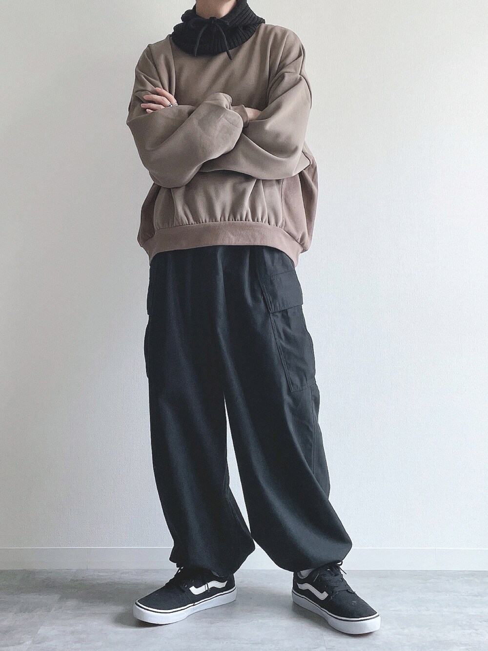 ブラウン系のスウェット、ブラック系のその他パンツ、ブラック系のスニーカーを着用したメンズの冬コーディネートの5枚目の写真