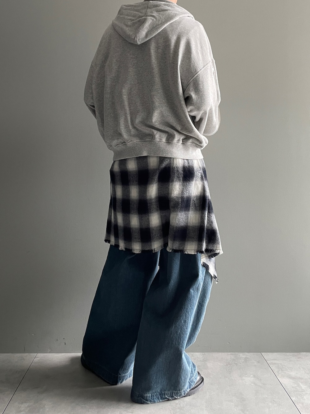 グレー系のパーカー、ホワイト系のTシャツ/カットソー、ブラック系のシャツ/ブラウスを着用したメンズの秋コーディネートの4枚目の写真