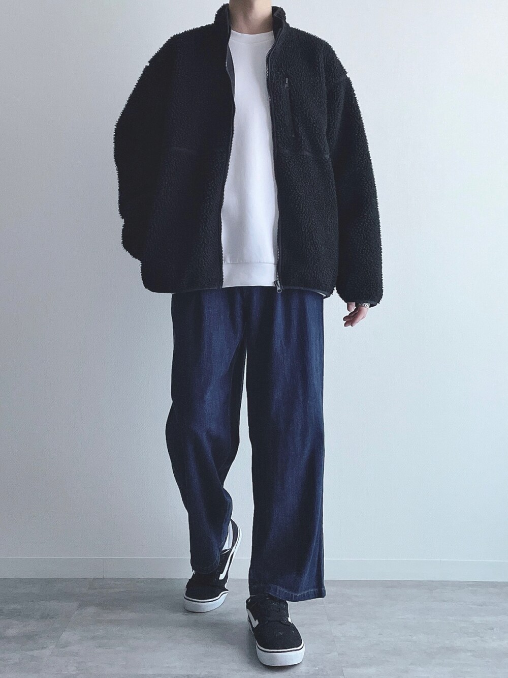 ブラック系のジャケット/アウター、ホワイト系のトップス、ブルー系のその他パンツを着用したメンズの秋コーディネートの5枚目の写真