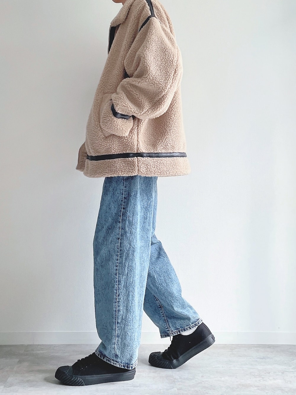 ベージュ系のジャケット/アウター、ベージュ系のスウェット、ブルー系のパンツを着用したメンズの冬コーディネートの2枚目の写真