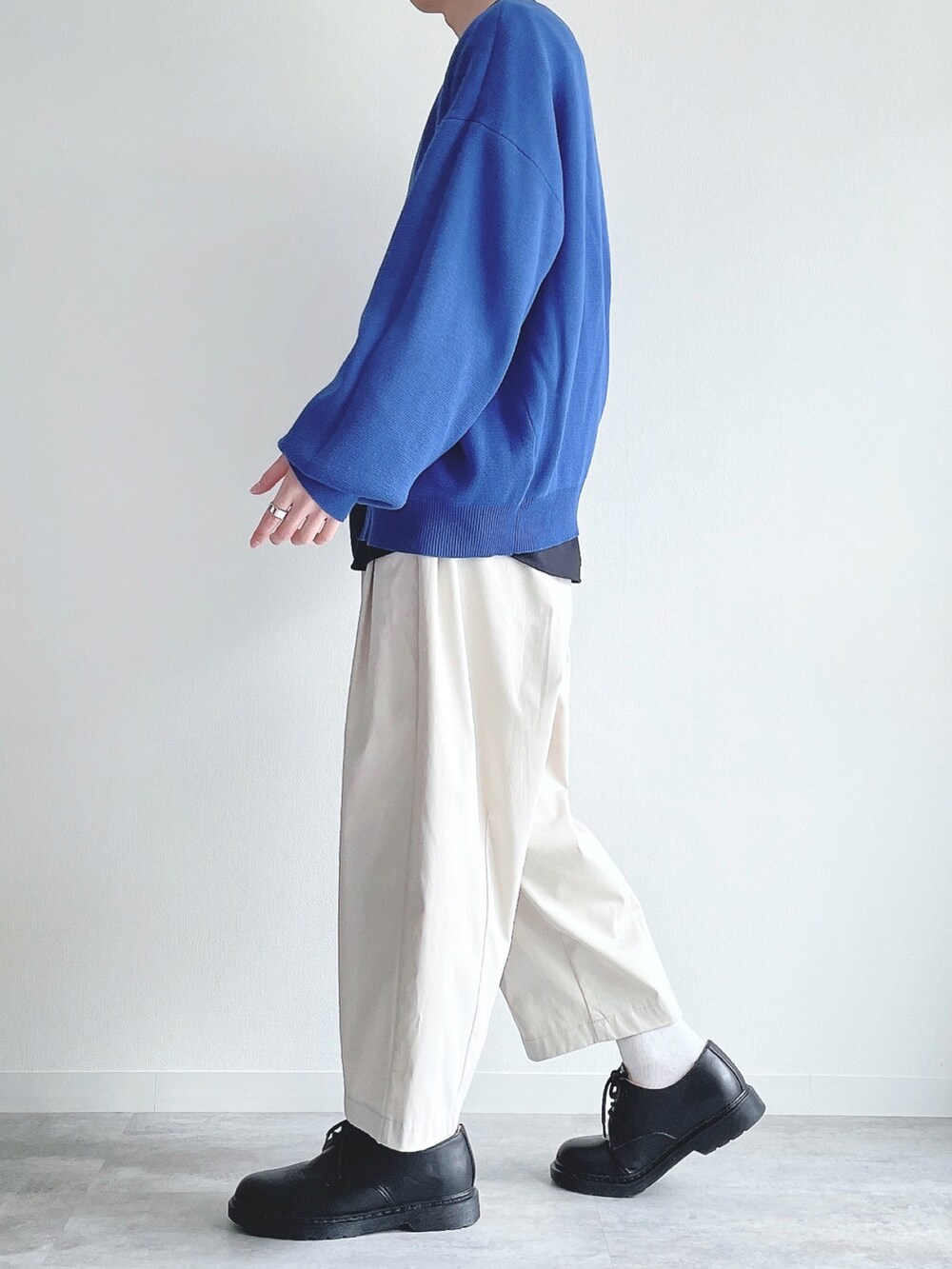ブルー系のカーディガン/ボレロ、ブラック系のトップス、ホワイト系のその他パンツを着用したメンズの春コーディネートの3枚目の写真