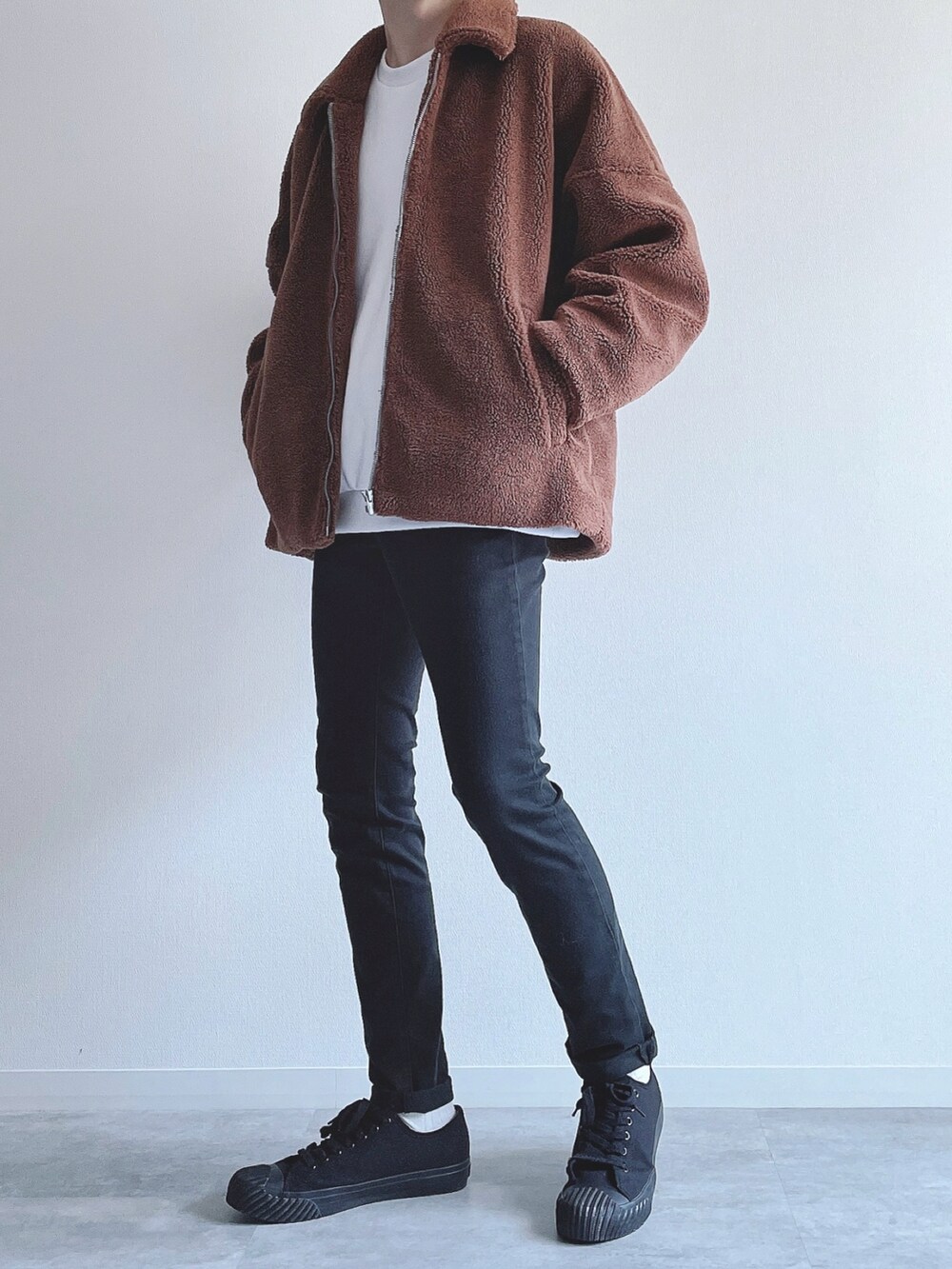 ブラウン系のジャケット/アウター、ホワイト系のトップス、ブラック系のパンツを着用したメンズの冬コーディネートの4枚目の写真