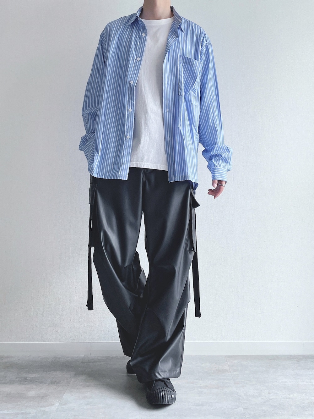 ブルー系のシャツ/ブラウス、ホワイト系のTシャツ/カットソー、ブラック系のカーゴパンツを着用したメンズの秋コーディネートの2枚目の写真