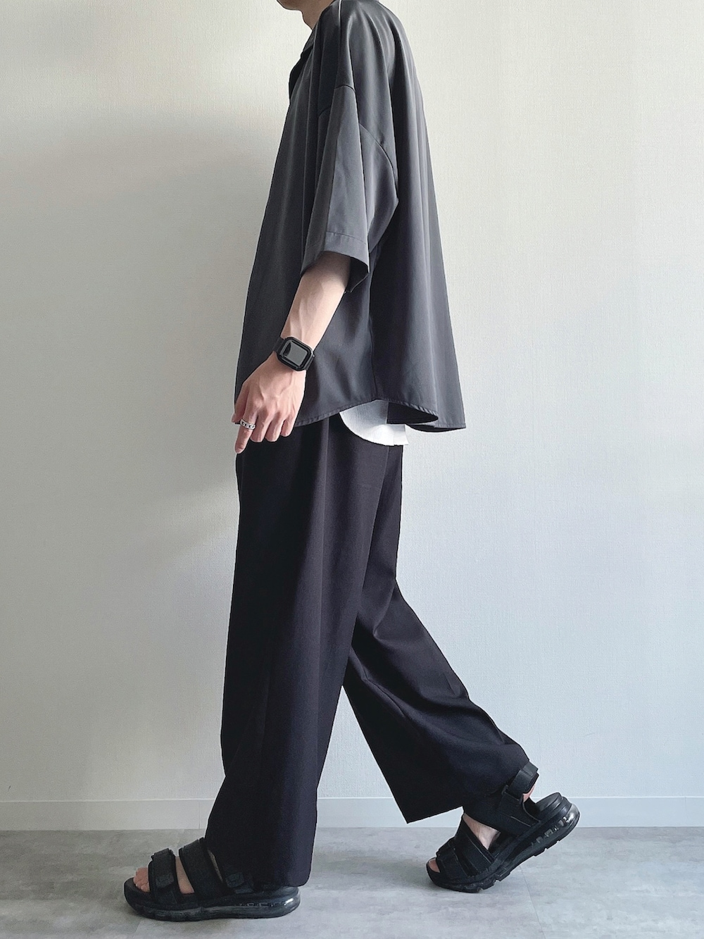 グレー系のシャツ/ブラウス、ホワイト系のタンクトップ、ブラック系のスラックスを着用したメンズの夏コーディネートの3枚目の写真