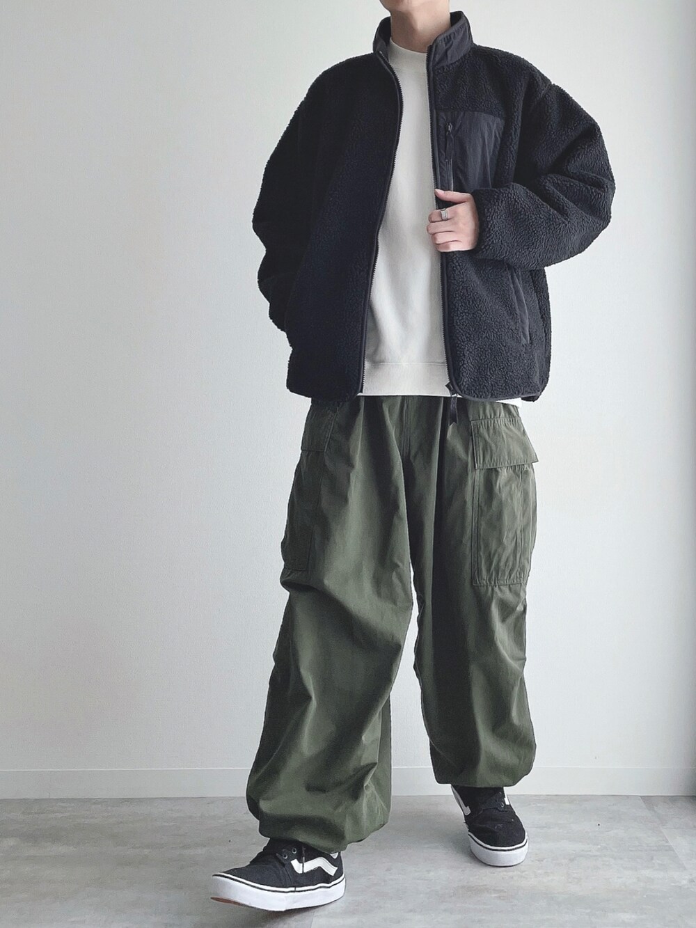 ブラック系のジャケット/アウター、ホワイト系のスウェット、グリーン系のカーゴパンツを着用したメンズの冬コーディネートの5枚目の写真