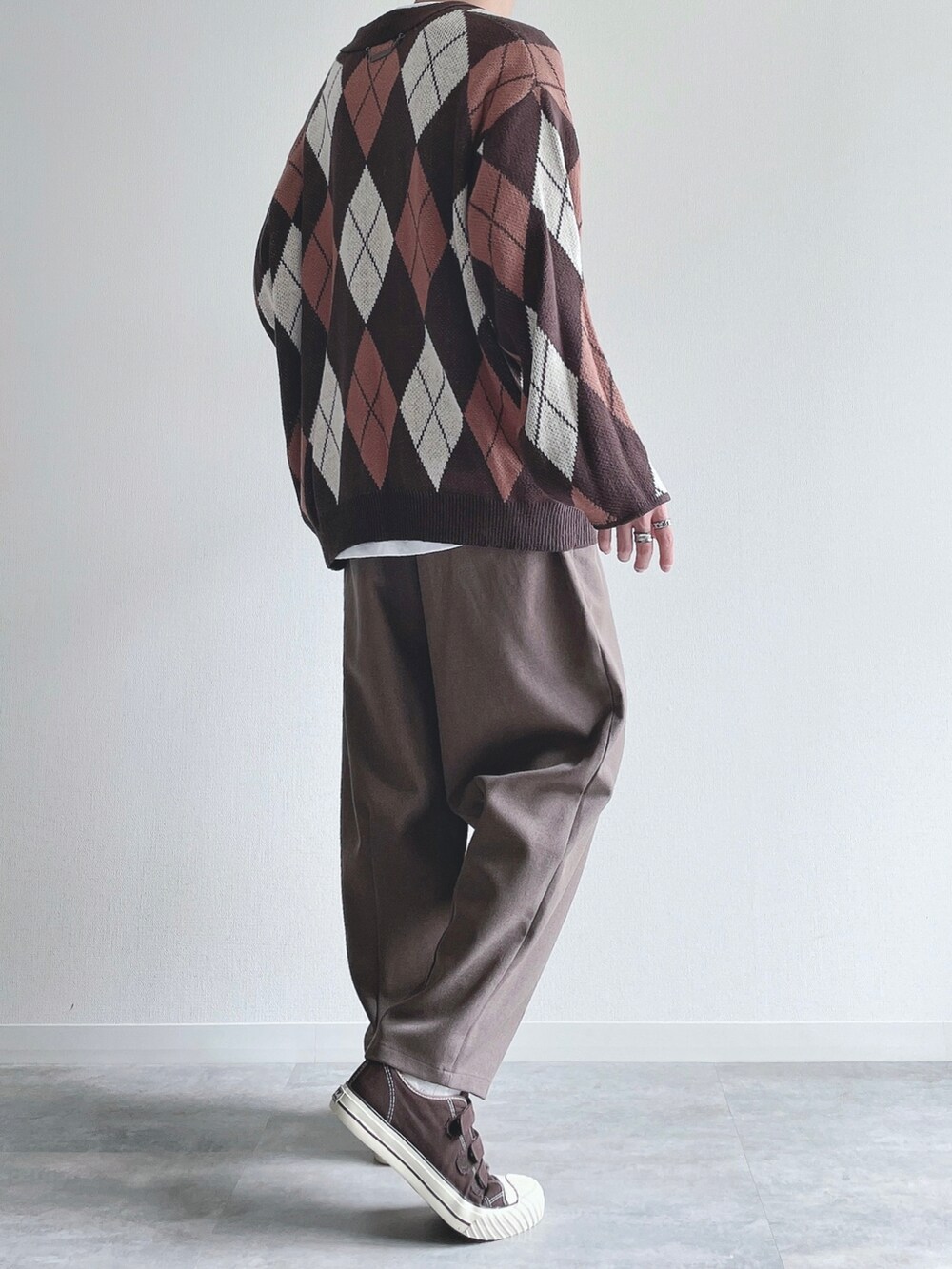 その他のカーディガン/ボレロ、ホワイト系のTシャツ/カットソー、グリーン系のパンツを着用したメンズの秋コーディネートの4枚目の写真