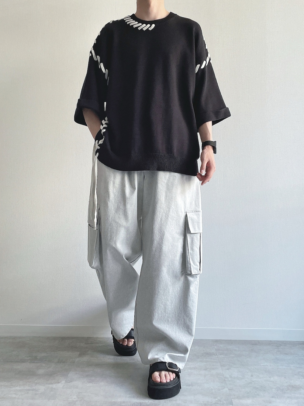 「秋服準備はじめました、モノトーン、ゆるコーデ、シンプル、韓国ファッション、休日スタイル、秋コーデ、お洒落さんとつながりたい、低身長、プチプラ、ニット、カーゴパンツ、サンダル、オーバーサイズ、モード」｜「CLELの【CLEL】Hand Stitched Short Sleeve Side Lace Knit /ハンドステッチ 半袖サイドレースニット（ニット/セーター、ブラック系）」を使った、KEITAさん（メンズ・170cm）の秋コーディネートの2枚目の写真