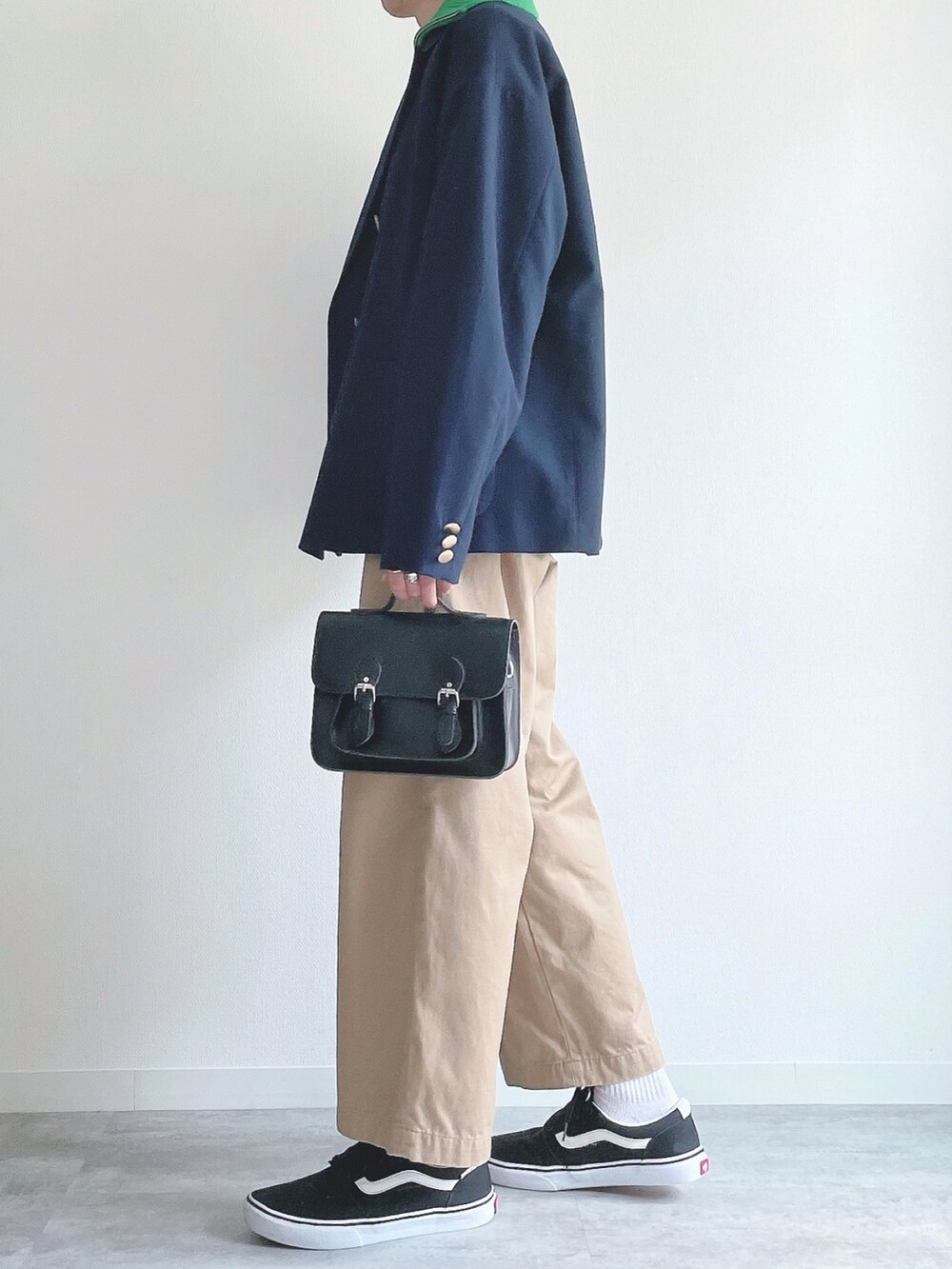 ブルー系のテーラードジャケット、グリーン系のトップス、ベージュ系のその他パンツを着用したメンズの冬コーディネートの2枚目の写真