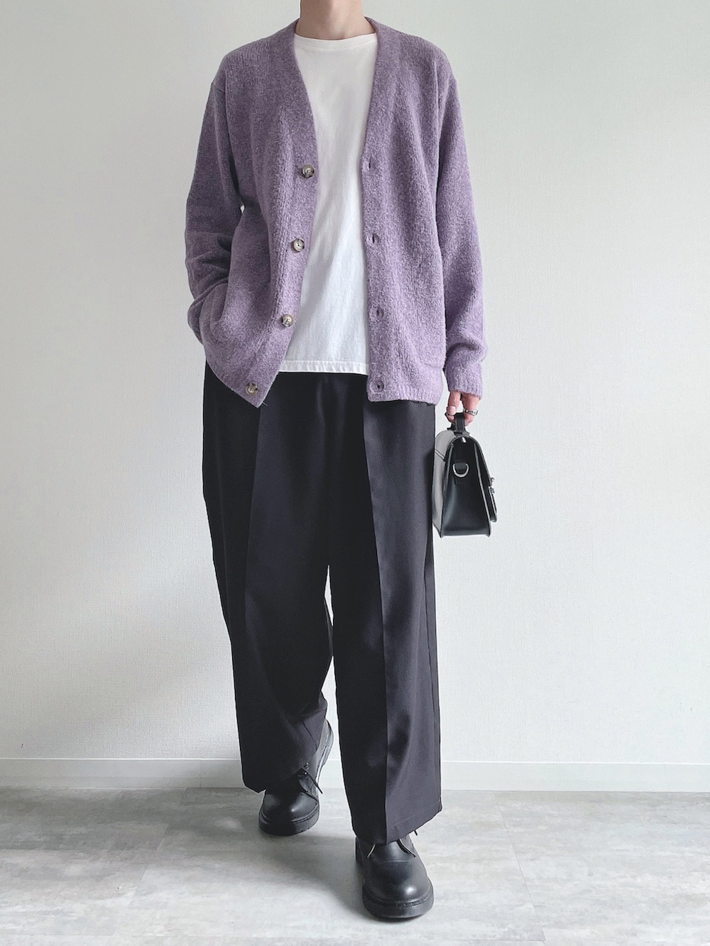 パープル系のトップス、ホワイト系のTシャツ/カットソー、ブラック系のスラックスを着用したメンズの秋コーディネートの2枚目の写真