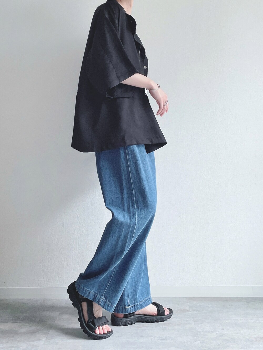 ブラック系のシャツ/ブラウス、ホワイト系のTシャツ/カットソー、ブルー系のデニムパンツを着用したメンズの夏コーディネートの3枚目の写真