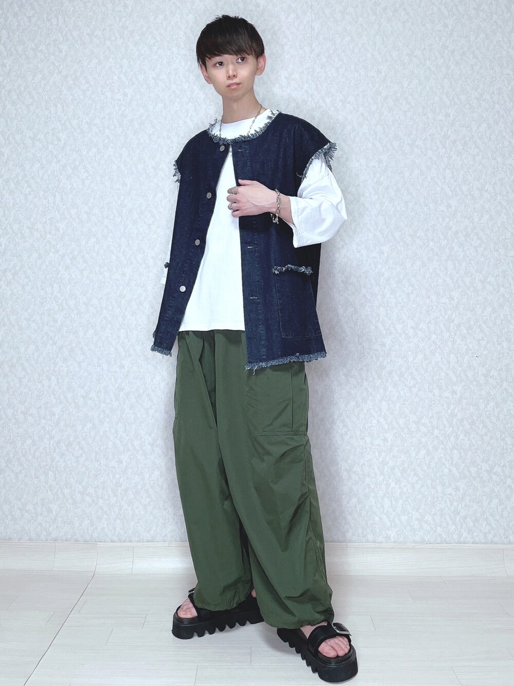 ブルー系のベスト、ホワイト系のTシャツ/カットソー、グリーン系のカーゴパンツを着用したメンズの夏コーディネートの2枚目の写真