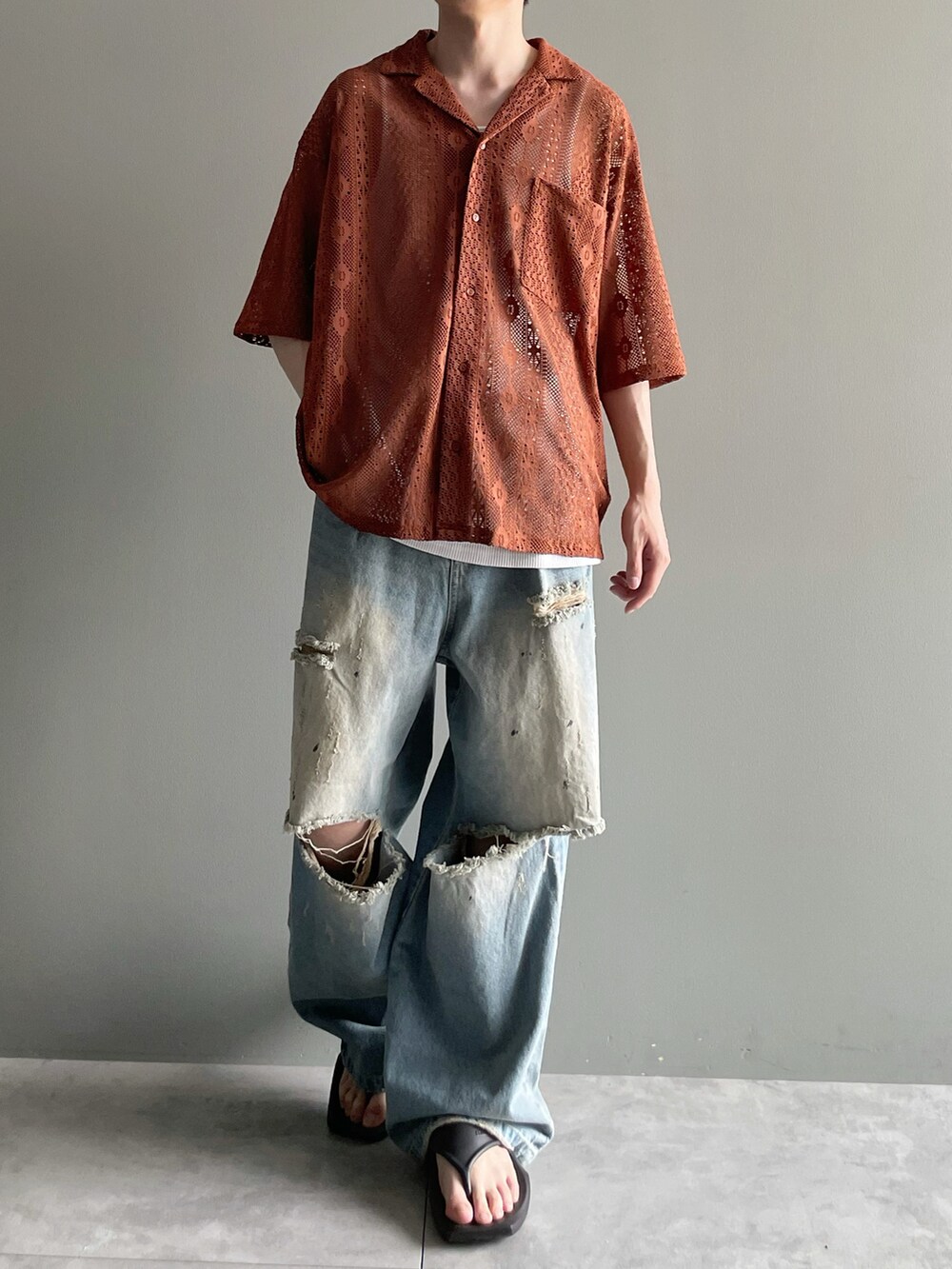 ブラウン系のシャツ/ブラウス、ホワイト系のタンクトップ、ブルー系のデニムパンツを着用したメンズの春コーディネートの2枚目の写真