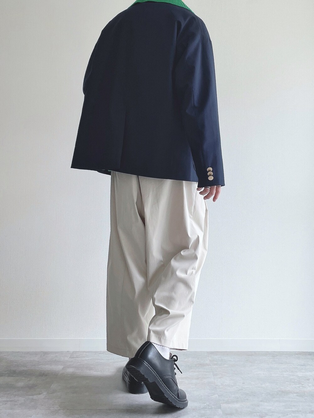 ブルー系のテーラードジャケット、グリーン系のトップス、ホワイト系のその他パンツを着用したメンズの冬コーディネートの3枚目の写真