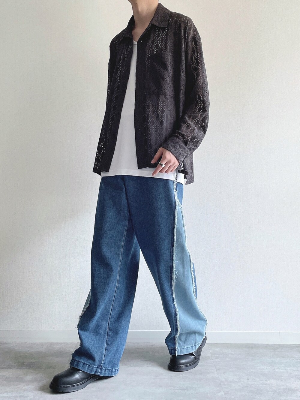 グレー系のシャツ/ブラウス、ホワイト系のタンクトップ、ブルー系のデニムパンツを着用したメンズの春コーディネートの5枚目の写真