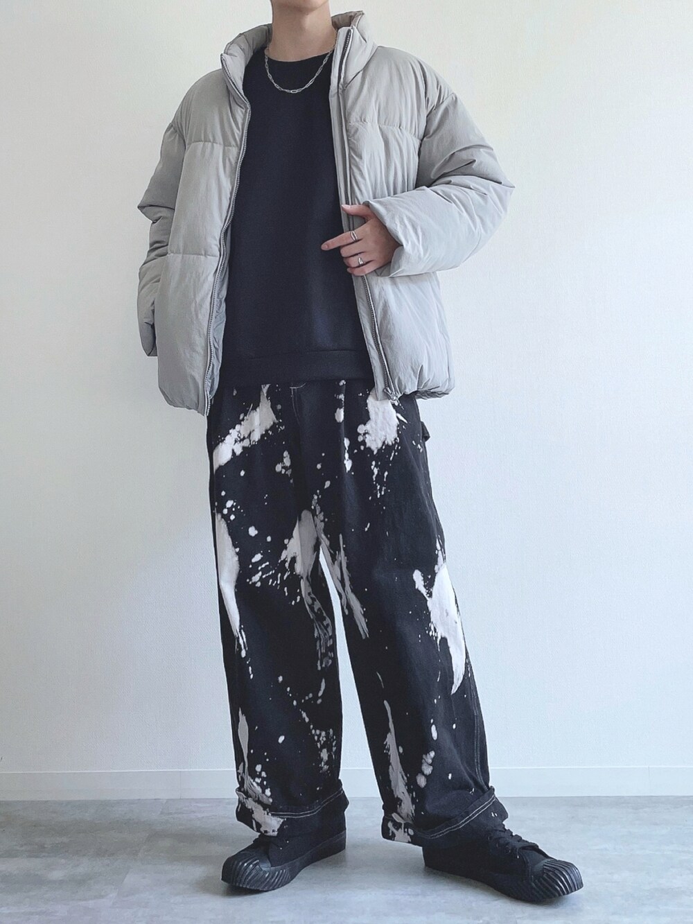 グレー系のダウンジャケット/コート、ブラック系のトップス、ブラック系のその他パンツを着用したメンズの冬コーディネートの5枚目の写真