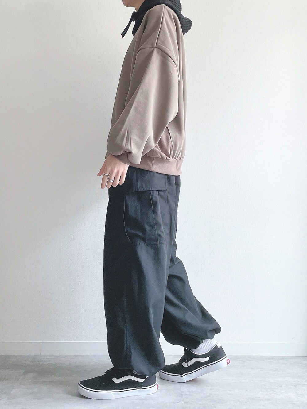 ブラウン系のスウェット、ブラック系のその他パンツ、ブラック系のスニーカーを着用したメンズの冬コーディネートの2枚目の写真