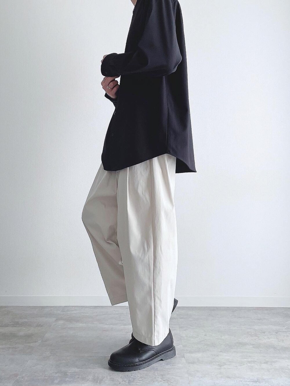 ブラック系のトップス、ホワイト系のその他パンツ、ブラック系のドレスシューズを着用したメンズの秋コーディネートの3枚目の写真