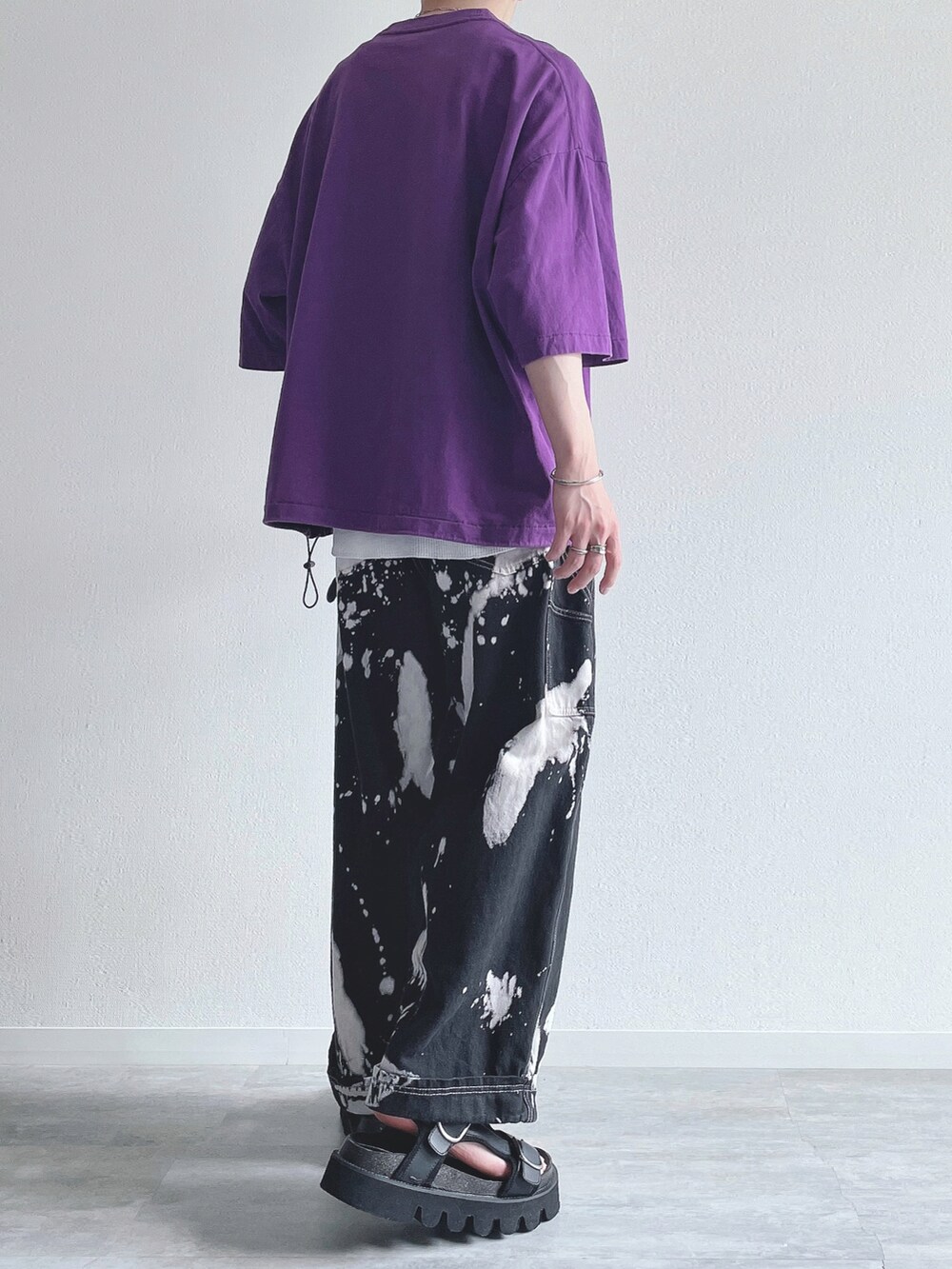 パープル系のTシャツ/カットソー、ホワイト系のタンクトップ、ブラック系のその他パンツを着用したメンズの夏コーディネートの4枚目の写真