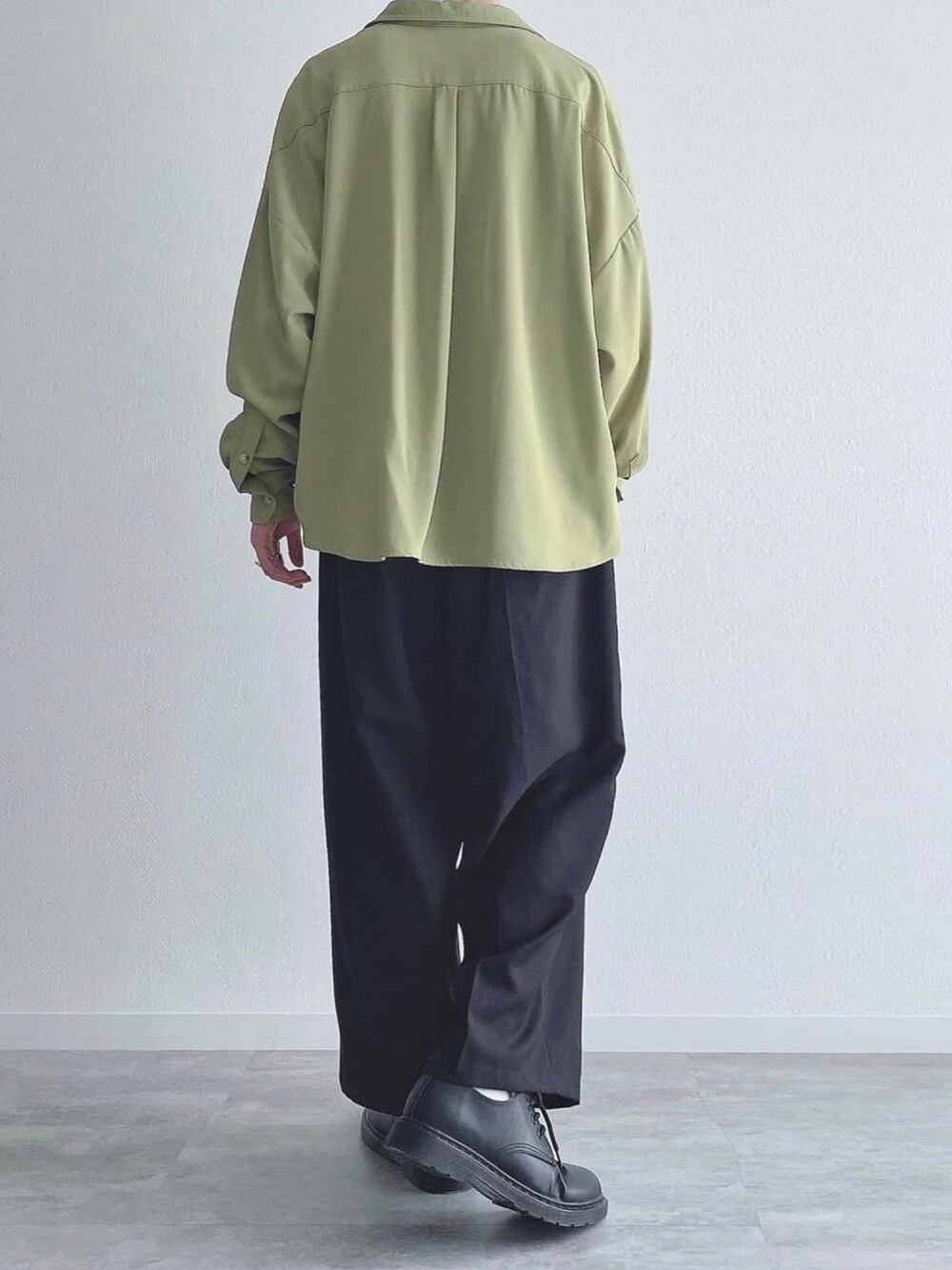 グリーン系のシャツ/ブラウス、ホワイト系のTシャツ/カットソー、ブラック系のスラックスを着用したメンズの秋コーディネートの4枚目の写真