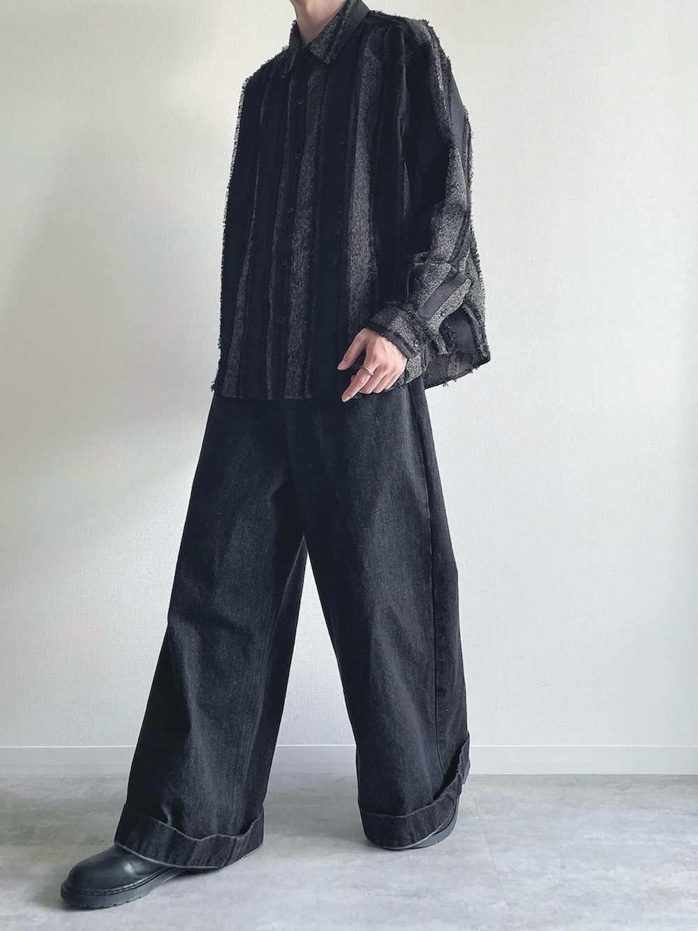 ブラック系のシャツ/ブラウス、ブラック系のデニムパンツ、ブラック系のシューズを着用したメンズの秋コーディネートの5枚目の写真