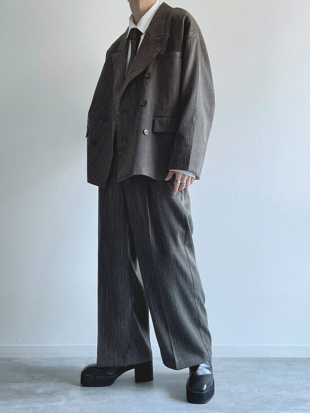 グリーン系のテーラードジャケット、ホワイト系のシャツ/ブラウス、グリーン系のスラックスを着用したメンズの冬コーディネートの4枚目の写真