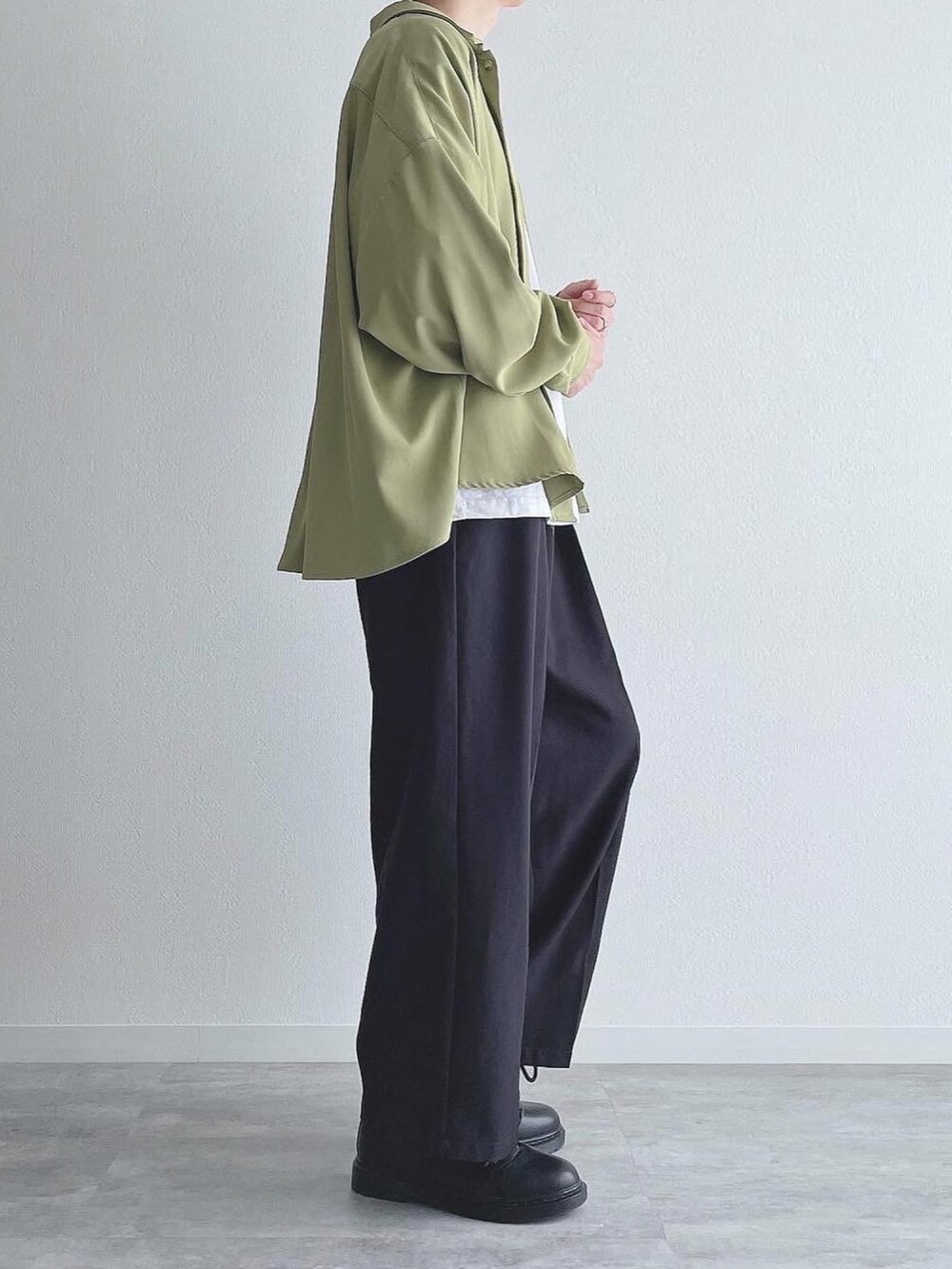 グリーン系のシャツ/ブラウス、ホワイト系のTシャツ/カットソー、ブラック系のスラックスを着用したメンズの秋コーディネートの3枚目の写真