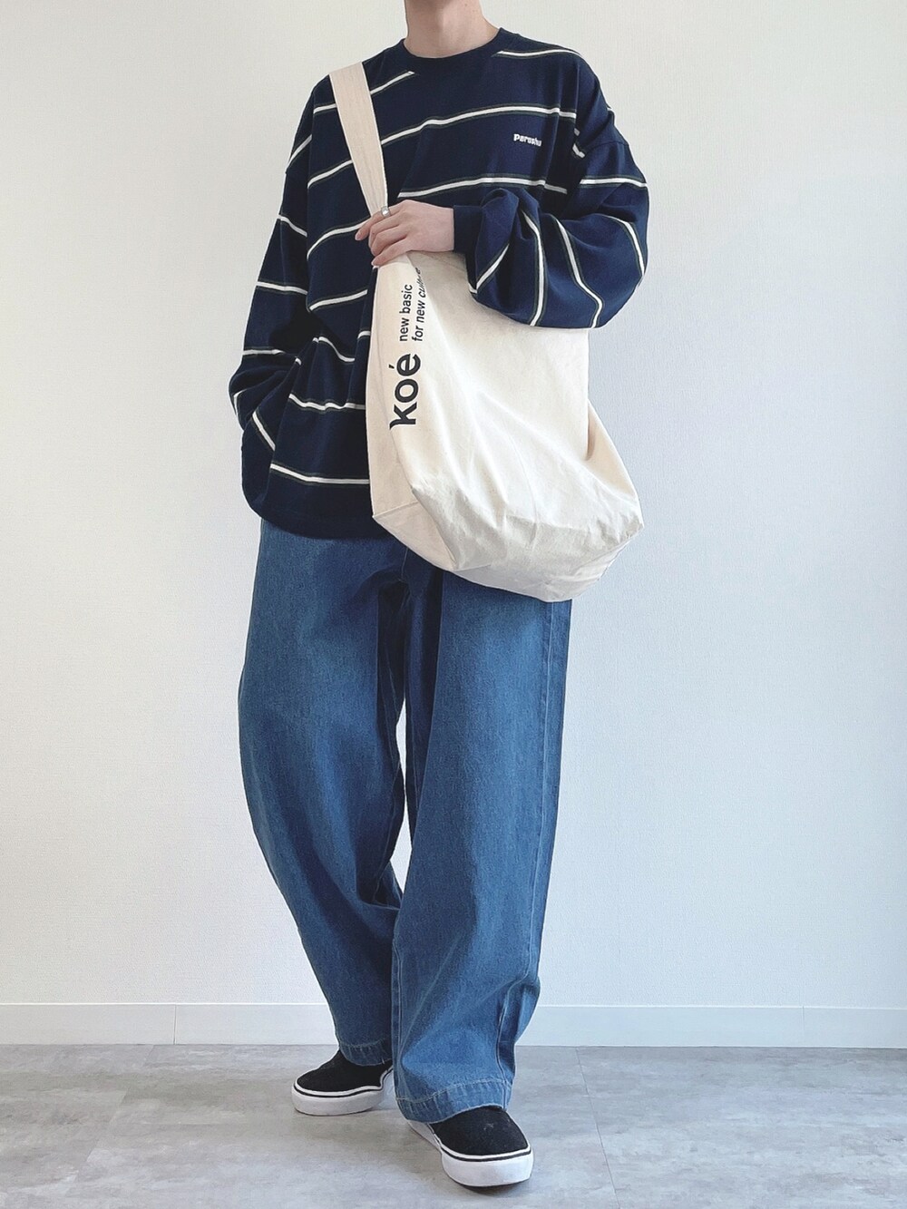 ブルー系のTシャツ/カットソー、ブルー系のデニムパンツ、ブラック系のスニーカーを着用したメンズの春コーディネートの5枚目の写真