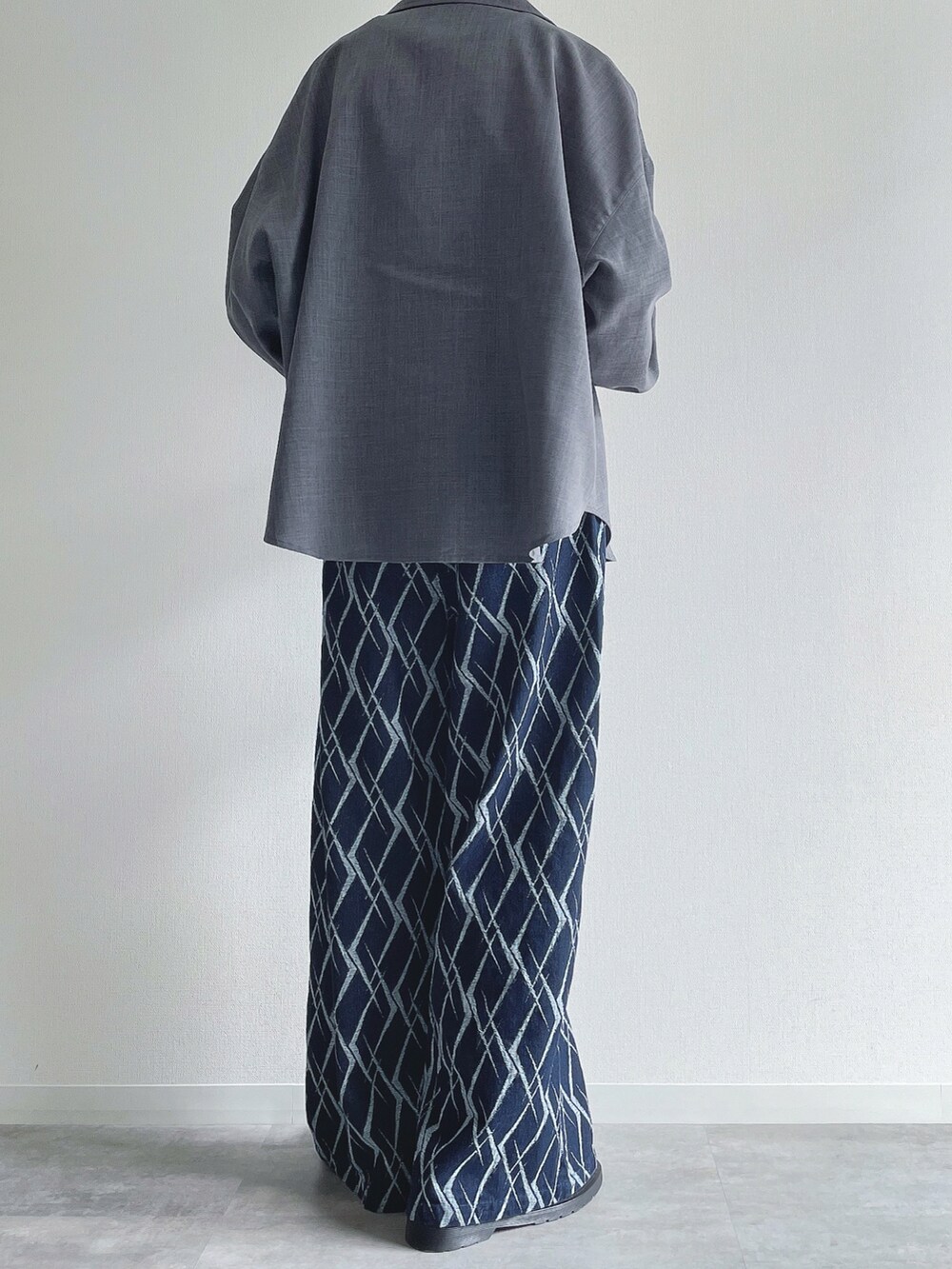 ブルー系のシャツ/ブラウス、ホワイト系のタンクトップ、ブルー系のデニムパンツを着用したメンズの春コーディネートの4枚目の写真