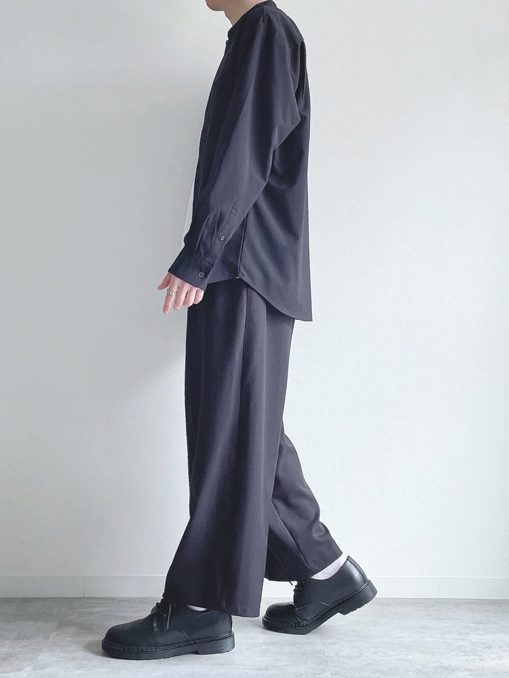 ブラック系のトップス、ホワイト系のTシャツ/カットソー、ブラック系のスラックスを着用したメンズの春コーディネートの3枚目の写真