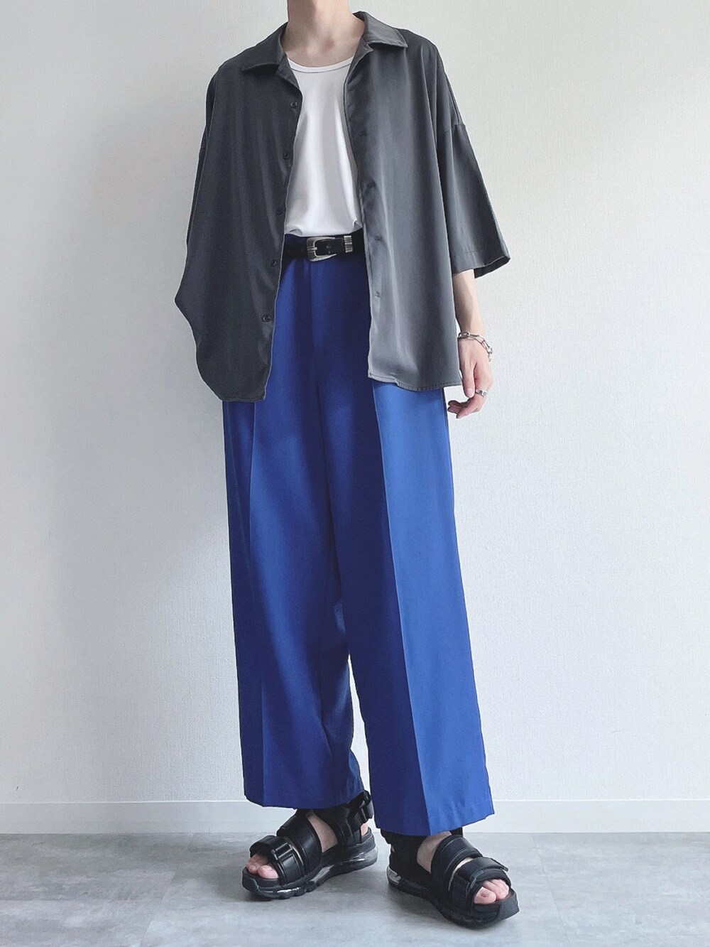 グレー系のシャツ/ブラウス、ホワイト系のタンクトップ、ブルー系のスラックスを着用したメンズの夏コーディネートの2枚目の写真