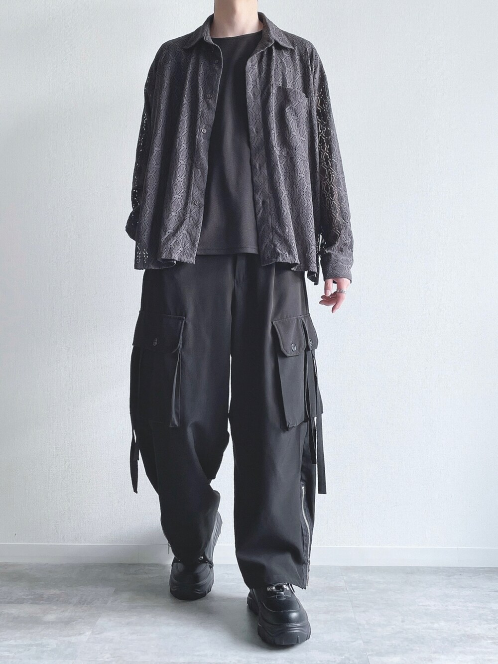 グレー系のシャツ/ブラウス、ブラック系のタンクトップ、ブラック系のカーゴパンツを着用したメンズの秋コーディネートの2枚目の写真