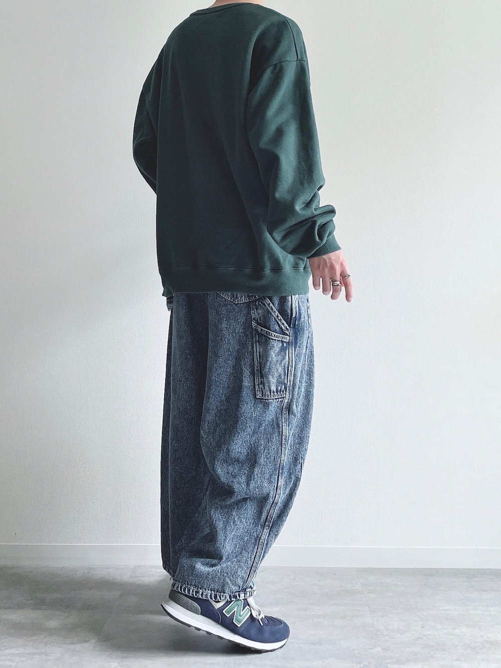 グリーン系のTシャツ/カットソー、ブルー系のその他パンツ、ブルー系のスニーカーを着用したメンズの秋コーディネートの4枚目の写真