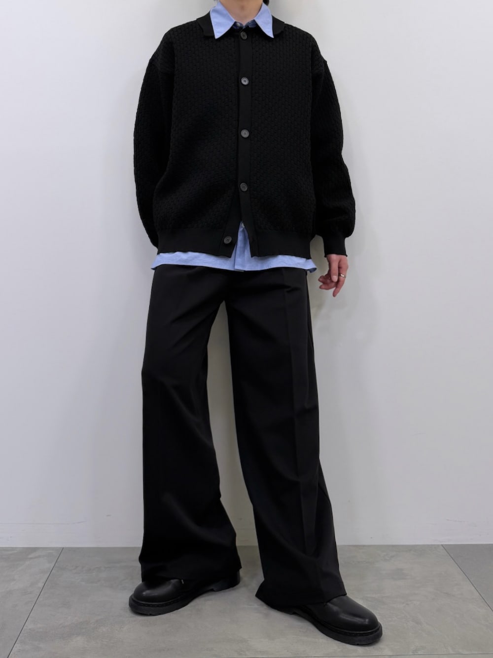 ブラック系のカーディガン/ボレロ、ブルー系のシャツ/ブラウス、ブラック系のスラックスを着用したメンズの春コーディネートの5枚目の写真