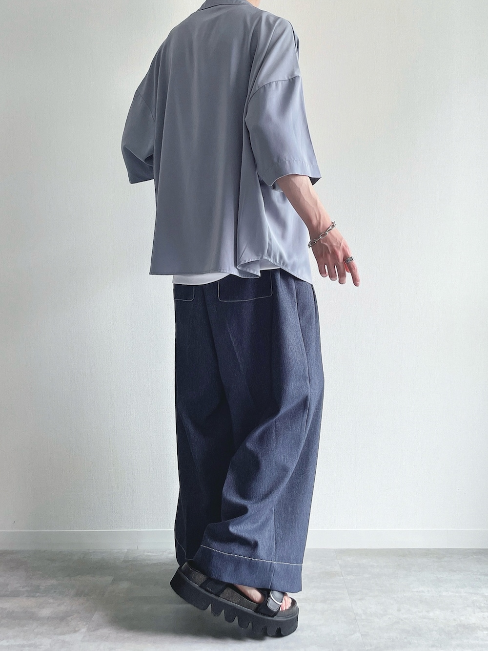 ブルー系のシャツ/ブラウス、ホワイト系のタンクトップ、ブルー系のデニムパンツを着用したメンズの春コーディネートの4枚目の写真