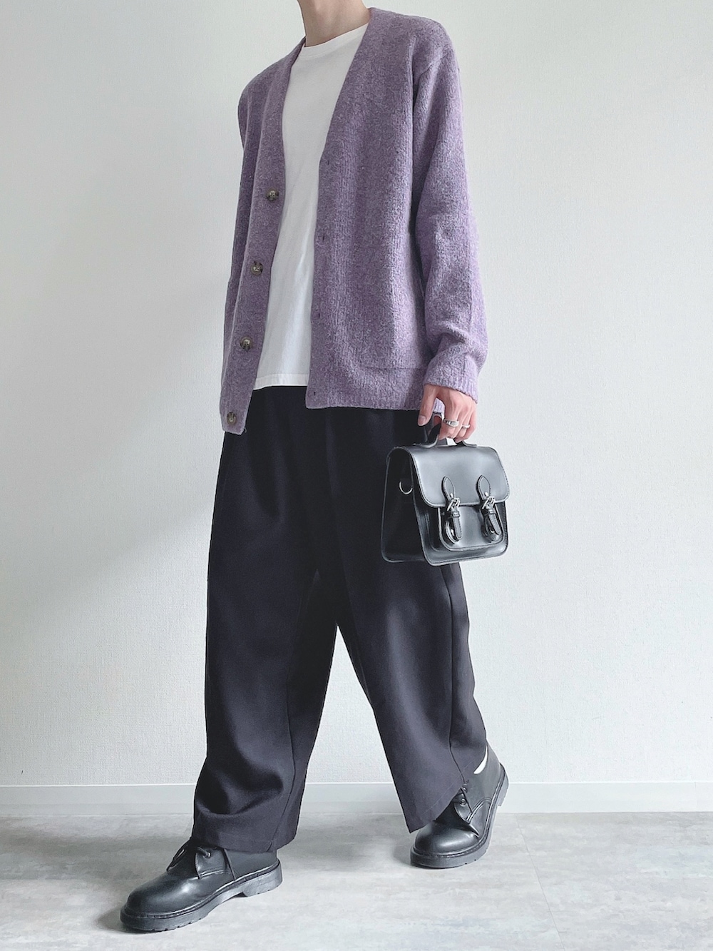 パープル系のトップス、ホワイト系のTシャツ/カットソー、ブラック系のスラックスを着用したメンズの秋コーディネートの5枚目の写真